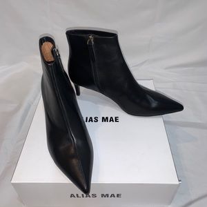 Black kitten heel pointed toe booties